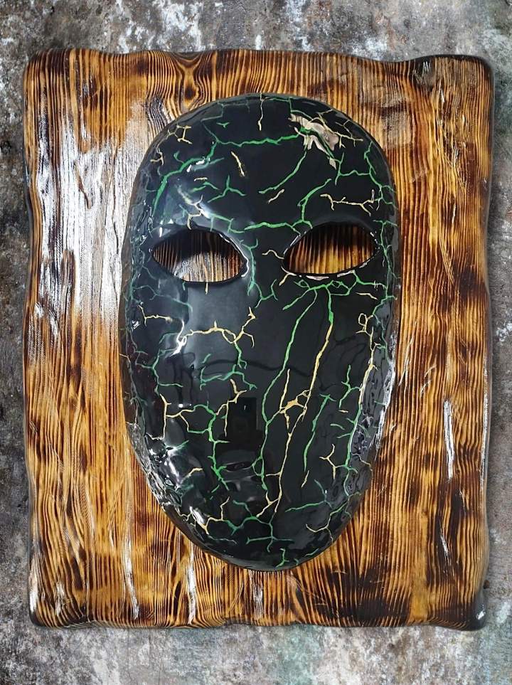 Masque en argile et résine 